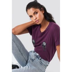 NA-KD T-shirt z haftem w kwiaty - Purple. Fioletowe t-shirty damskie NA-KD, z haftami, z okrągłym kołnierzem. W wyprzedaży za 24,38 zł.