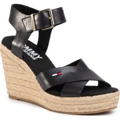Espadryle TOMMY JEANS - Natural Wedge Sandal EN0EN00912 Black BDS. Czarne espadryle damskie Tommy Jeans, bez wzorów, z jeansu, bez obcasa, na obcasie. W wyprzedaży za 269,00 zł.
