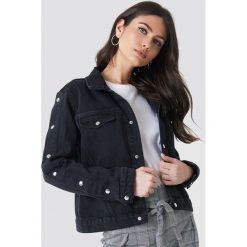 NA-KD Trend Kurtka jeansowa z zatrzaskami - Black. Czarne kurtki damskie marki NA-KD Trend, bez wzorów, z jeansu, bez kaptura. W wyprzedaży za 141,97 zł.
