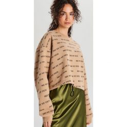 Krótka bluza z napisami - Beżowy. Brązowe bluzy damskie Cropp, s, z napisami, z krótkim rękawem, krótkie, bez kaptura. Za 69,99 zł.