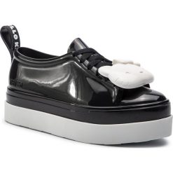 Sneakersy MELISSA - Be + Hello Kitty Ad 32615 Black/White 52675. Czarne półbuty damskie Melissa, z tworzywa sztucznego. W wyprzedaży za 329,00 zł.