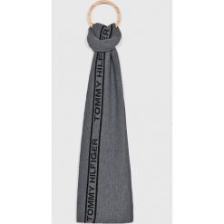 Tommy Hilfiger - Szalik. Szare szaliki męskie TOMMY HILFIGER, z dzianiny. Za 299,90 zł.