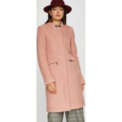 Vero Moda - Płaszcz Vita. Różowe płaszcze damskie pastelowe Vero Moda, l, z materiału. W wyprzedaży za 299,90 zł.