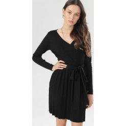 Czarna Sukienka Nereireida. Czarne sukienki damskie Born2be, s, bez wzorów, z dzianiny, bez kołnierzyka, bez rękawów. Za 139,99 zł.