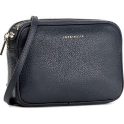 Torebka COCCINELLE - AV3 Pochette E5 AV3 55 89 01 Bleu 011. Niebieskie listonoszki damskie marki Coccinelle. W wyprzedaży za 489,00 zł.