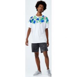 Koszulka z czaszką i kwiatami. Czarne koszulki męskie Pull&Bear, m, bez wzorów, bez kołnierzyka, z krótkim rękawem, krótkie. Za 59,90 zł.