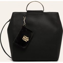 Tommy Hilfiger - Torebka. Czarne torby damskie na zakupy TOMMY HILFIGER, w paski, z poliesteru, na ramię, duże, bez dodatków. W wyprzedaży za 499,90 zł.