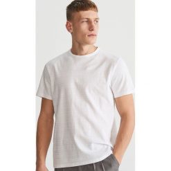 T-shirt z prążkowanym wzorem - Biały. Białe t-shirty męskie Reserved, s, bez wzorów, prążkowane, bez kołnierzyka. Za 49,99 zł.