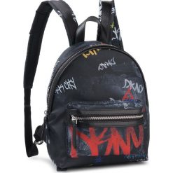 Plecak DKNY - Casey-Md Backpack R93KD592 Blk Multi 1BM. Niebieskie plecaki damskie DKNY, bez wzorów, ze skóry ekologicznej, eleganckie. Za 639,00 zł.