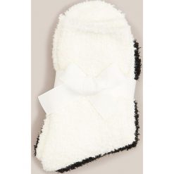 Pluszowe skarpety 2 pack - Kremowy. Białe skarpetki damskie Reserved, bez wzorów. Za 39,99 zł.