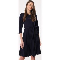 Granatowa Sukienka Pleated Belted. Niebieskie sukienki damskie Born2be, s, w paski, z okrągłym kołnierzem, bez rękawów, mini, plisowane. Za 89,99 zł.