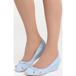 Niebieskie Koturny Tantalizing. Niebieskie czółenka marki Born2be, z okrągłym noskiem, na koturnie. Za 69,99 zł.