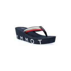 Japonki Tommy Hilfiger FW0FW03866 ICONIC SANDAL. Niebieskie klapki męskie TOMMY HILFIGER, bez wzorów. Za 163,64 zł.