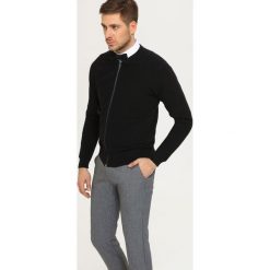 KARDIGAN DŁUGI RĘKAW MĘSKI Z ZAMKIEM. Czarne swetry męskie Top Secret, xl, bez wzorów, z dzianiny, klasyczne, z klasycznym kołnierzykiem, bez kaptura. W wyprzedaży za 59,99 zł.