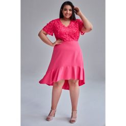 Sukienka NINA na wesele duże rozmiary OVERSIZE PLUS SIZE WIOSNA. Różowe sukienki damskie Moda Size Plus Iwanek, na wesele, na wiosnę, s, w koronkowe wzory, z elastanu, wakacyjne, z kontrastowym kołnierzykiem, plus size, z krótkim rękawem, krótkie, mini, rozkloszowane. Za 179,90 zł.