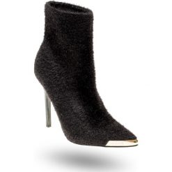 BOTKI NA SZPILCE Versace Jeans Couture. Czarne botki damskie Versace Jeans Couture, z jeansu, na wysokim obcasie, na szpilce, bez zapięcia. Za 909,00 zł.
