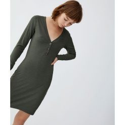 Dopasowana sukienka z guzikami. Brązowe sukienki damskie z falbanami marki Pull&Bear, dopasowane. Za 79,90 zł.