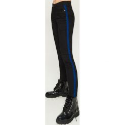 Spodnie skinny - Niebieski. Niebieskie rurki damskie marki Sinsay. W wyprzedaży za 59,99 zł.