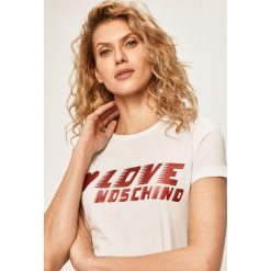 Love Moschino - T-shirt. Różowe bluzki damskie Love Moschino, z nadrukiem, z elastanu, z okrągłym kołnierzem. W wyprzedaży za 269,90 zł.