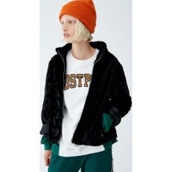 Futrzana kurtka na suwak. Brązowe kurtki damskie marki Pull&Bear, z futra. Za 139,00 zł.