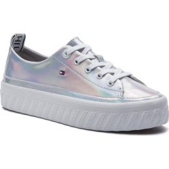 Sneakersy TOMMY HILFIGER - Iridescent Flatform Sneaker FW0FW04142 Iridescent 901. Szare półbuty damskie TOMMY HILFIGER, z tworzywa sztucznego. Za 399,00 zł.