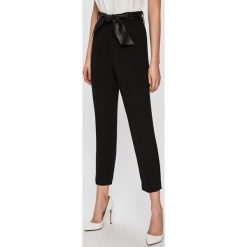 Guess Jeans - Spodnie. Czarne spodnie damskie Guess Jeans, w paski, z elastanu. W wyprzedaży za 299,90 zł.