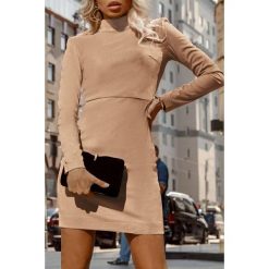 Sukienka LEROLA BEIGE. Brązowe sukienki damskie IVET, bez wzorów, eleganckie, z golfem, z długim rękawem, długie, mini. W wyprzedaży za 109,00 zł.