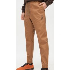 Joggery na gumce - Brązowy. Pomarańczowe spodnie męskie Cropp, m, bez wzorów. Za 129,99 zł.