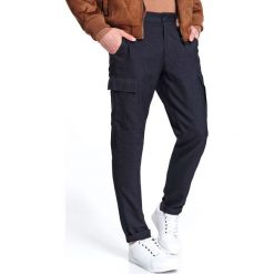 Spodnie cargo z eleganckiej tkaniny. Szare spodnie męskie Top Secret, na co dzień, na zimę, m, w paski, z tkaniny, eleganckie. W wyprzedaży za 99,99 zł.