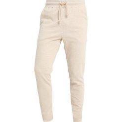 Knowledge Cotton Apparel MELANGE PANT Spodnie treningowe ibiza sand melange. Brązowe spodnie męskie marki Knowledge Cotton Apparel, m, bez wzorów, z bawełny. Za 379,00 zł.
