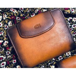 Portfel skórzany damski vintage koniak DAAG Alive P-25. Portfele damskie daag, bez wzorów, ze skóry. Za 165,99 zł.