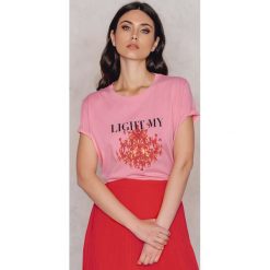 NA-KD T-shirt Light My Fire - Pink. Różowe t-shirty damskie NA-KD, z nadrukiem, z bawełny, z okrągłym kołnierzem. W wyprzedaży za 12,28 zł.