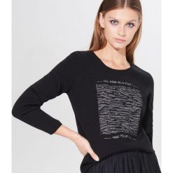 Sweter z połyskującym zdobieniem - Czarny. Czarne swetry damskie Mohito, s, z aplikacjami, bez rękawów, bez kaptura. Za 119,99 zł.