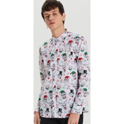 Świąteczna koszula all over - Biały. Białe koszule męskie Cropp, s, wizytowe. W wyprzedaży za 15,99 zł.