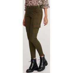 Spodnie z kieszeniami cargo - Khaki. Brązowe spodnie damskie Reserved. Za 99,99 zł.