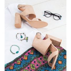 Sandałki damskie Laura Mode RG-01 Beżowe. Brązowe sandały damskie LAURA MODE, bez wzorów, z tworzywa sztucznego, eleganckie, na wysokim obcasie, na obcasie, bez zapięcia. Za 99,00 zł.