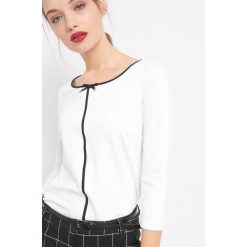Koszulka z kontrastową lamówką. Białe t-shirty damskie marki Orsay, s, z bawełny, z kokardą, z długim rękawem. Za 69,99 zł.