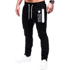 SPODNIE MĘSKIE DRESOWE P420 - CZARNE. Czarne spodnie dresowe męskie marki Ombre Clothing, s, z nadrukiem, z bawełny. Za 59,00 zł.