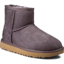 Buty UGG - W Classic Mini II 1016222 W/Nht. Fioletowe kozaki damskie Ugg, na imprezę, z wełny, bez zapięcia. Za 769,00 zł.