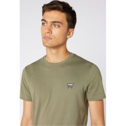 Wrangler Koszulka Zielony. Zielone podkoszulki męskie Wrangler, s, bez wzorów, z bawełny, bez kołnierzyka, z krótkim rękawem, krótkie. Za 102,95 zł.
