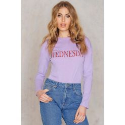 NA-KD Top Wednesday - Purple. Fioletowe topy damskie NA-KD, z nadrukiem, z bawełny, bez kołnierzyka. W wyprzedaży za 30,28 zł.
