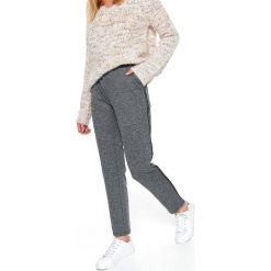 Damskie spodnie 7/8 z gumą w pasie w jodełkę. Czarne spodnie damskie Top Secret, s, z dzianiny. W wyprzedaży za 59,99 zł.