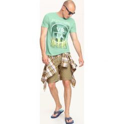 T-shirt krótki rękaw męski z nadrukiem. Niebieskie t-shirty męskie Top Secret, m, z nadrukiem, z bawełny, wakacyjne, bez kołnierzyka, krótkie. W wyprzedaży za 24,99 zł.