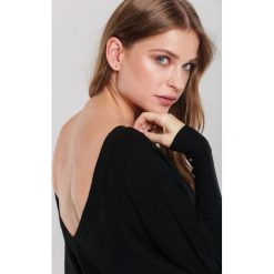 Czarny Sweter Eva. Czarne swetry damskie Renee, uniwersalny, bez wzorów, z dzianiny, casualowe, z długim rękawem, długie, bez kaptura. Za 109,99 zł.