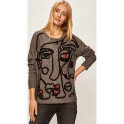 Desigual - Sweter. Szare swetry damskie Desigual, s, z aplikacjami, z poliesteru, bez rękawów, bez kaptura. W wyprzedaży za 359,90 zł.