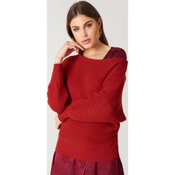 NA-KD Dzianinowy sweter z odkrytymi ramionami - Red. Czerwone swetry damskie NA-KD, bez wzorów, z bawełny, bez rękawów, bez kaptura. Za 121,95 zł.