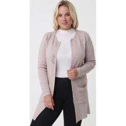 Beżowy Kardigan Ansley. Brązowe swetry damskie Born2be, xl, bez wzorów, bez rękawów, długie, bez kaptura. Za 89,99 zł.