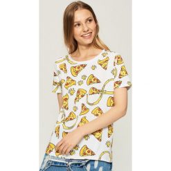 T-shirt z nadrukiem w pizze - Biały. Białe t-shirty damskie marki Sinsay, l, z nadrukiem. W wyprzedaży za 14,99 zł.
