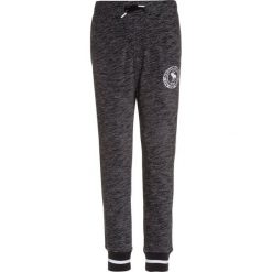 Abercrombie & Fitch VARSITY Spodnie treningowe dark grey. Szare jeansy chłopięce marki Abercrombie & Fitch. W wyprzedaży za 141,75 zł.
