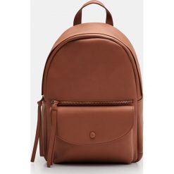 Plecak z imitacji skóry -. Plecaki damskie Cropp, bez wzorów, ze skóry. Za 79,99 zł.